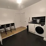 3 Persons Room, 1Min Walk From South Wimbledon Station