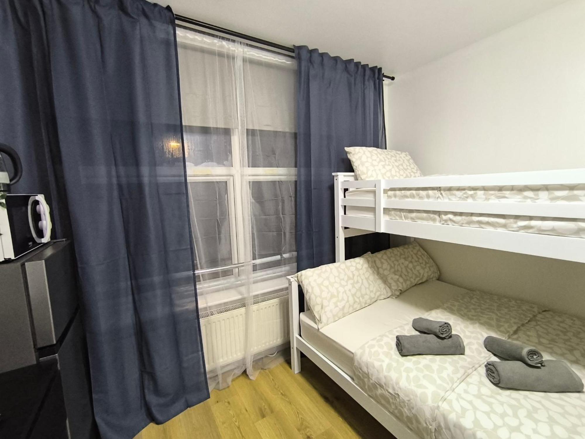 3 Persons Room, 1min Walk From South Wimbledon Station *