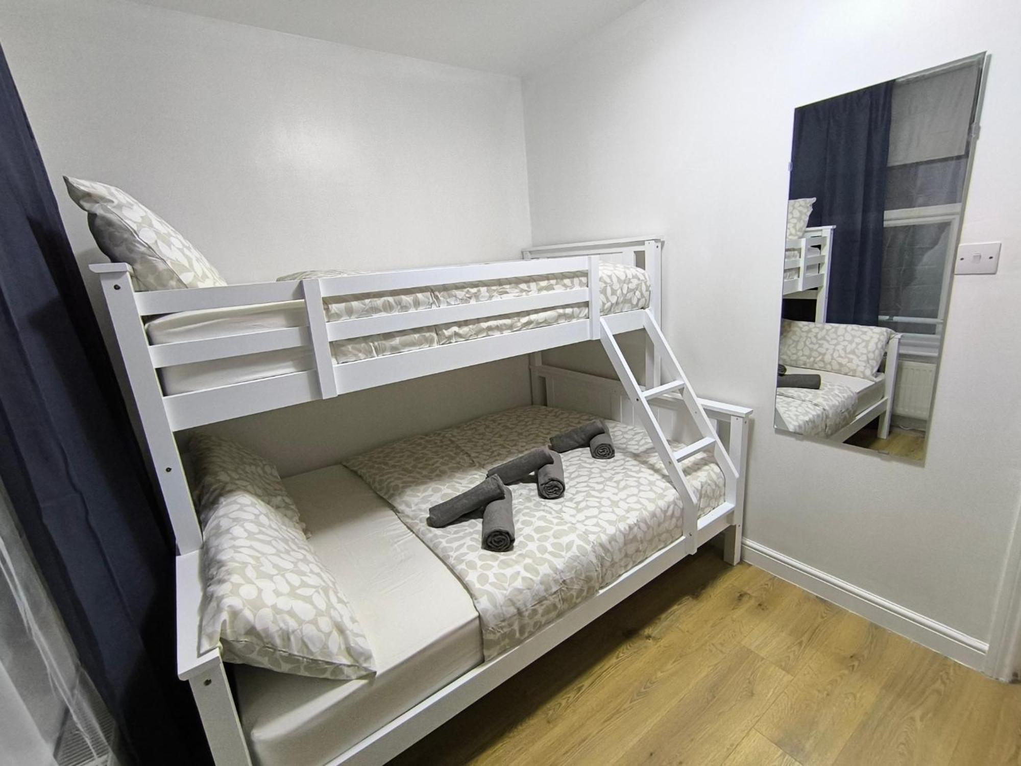 3 Persons Room, 1min Walk From South Wimbledon Station * Londra