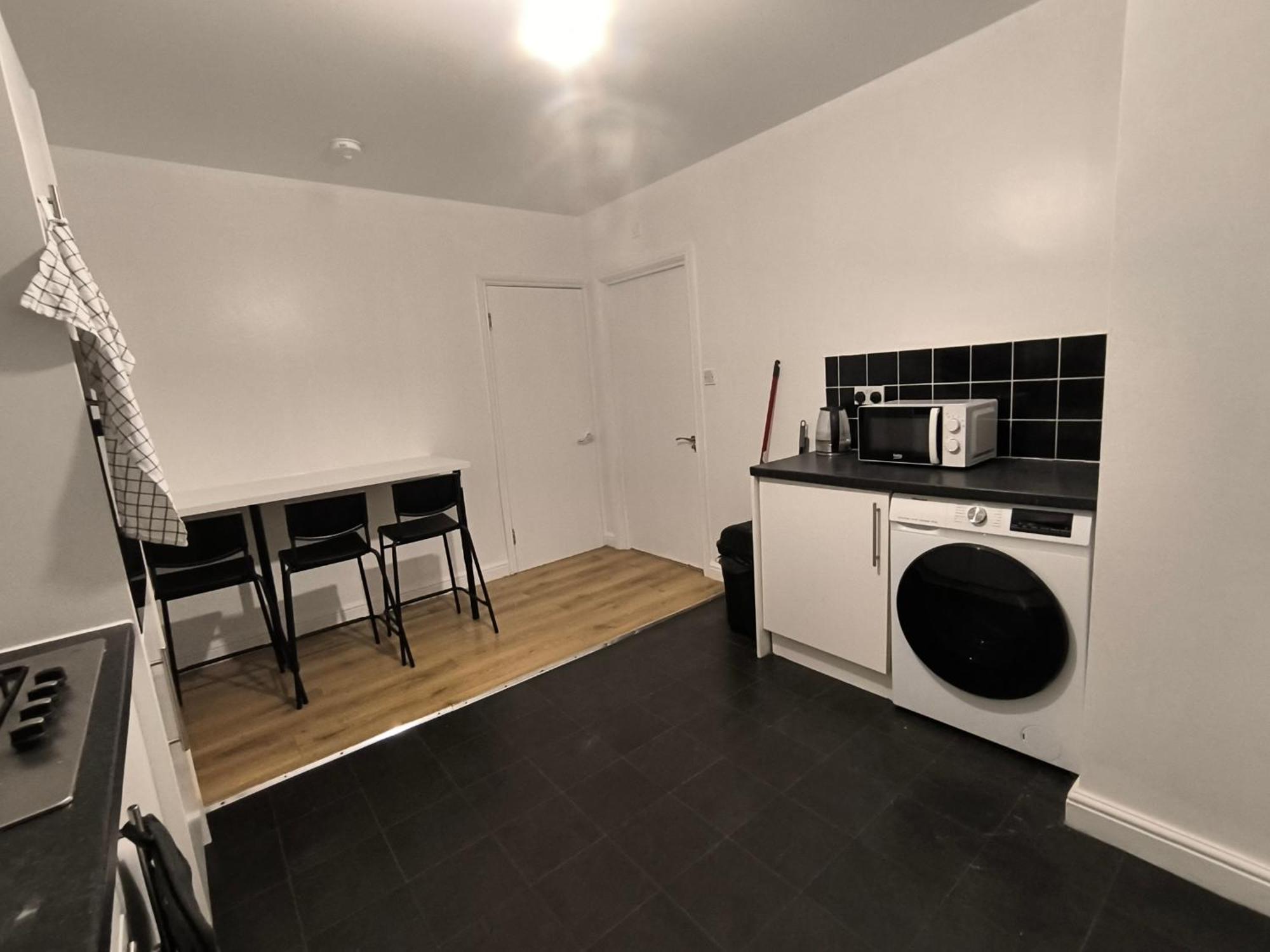 3 Persons Room, 1min Walk From South Wimbledon Station