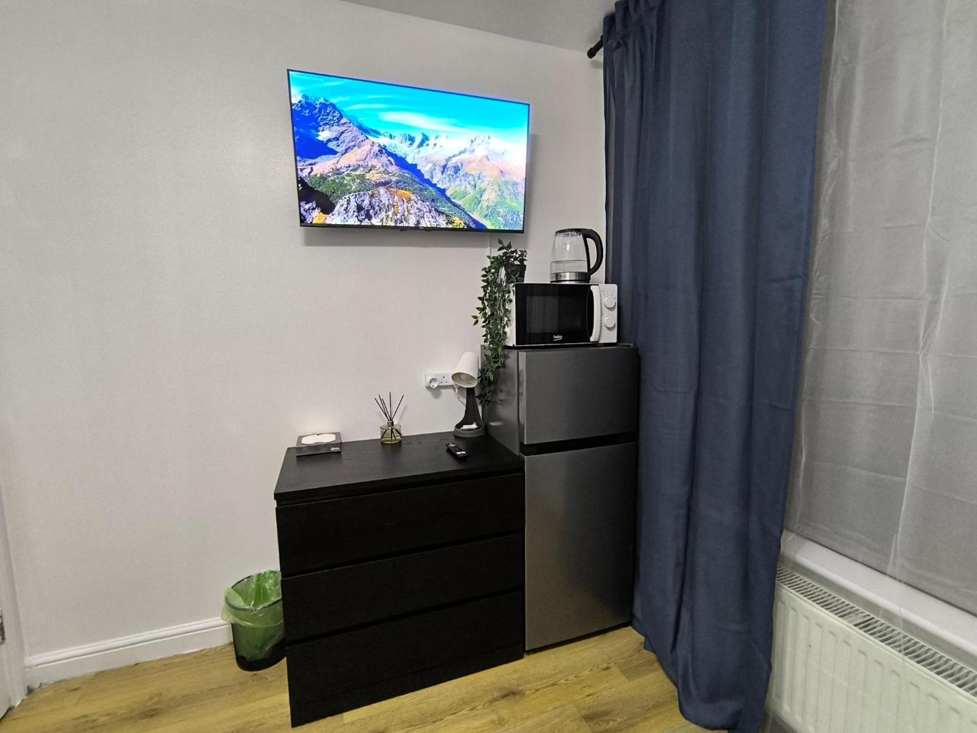 3 Persons Room, 1min Walk From South Wimbledon Station Affittacamere Londra
