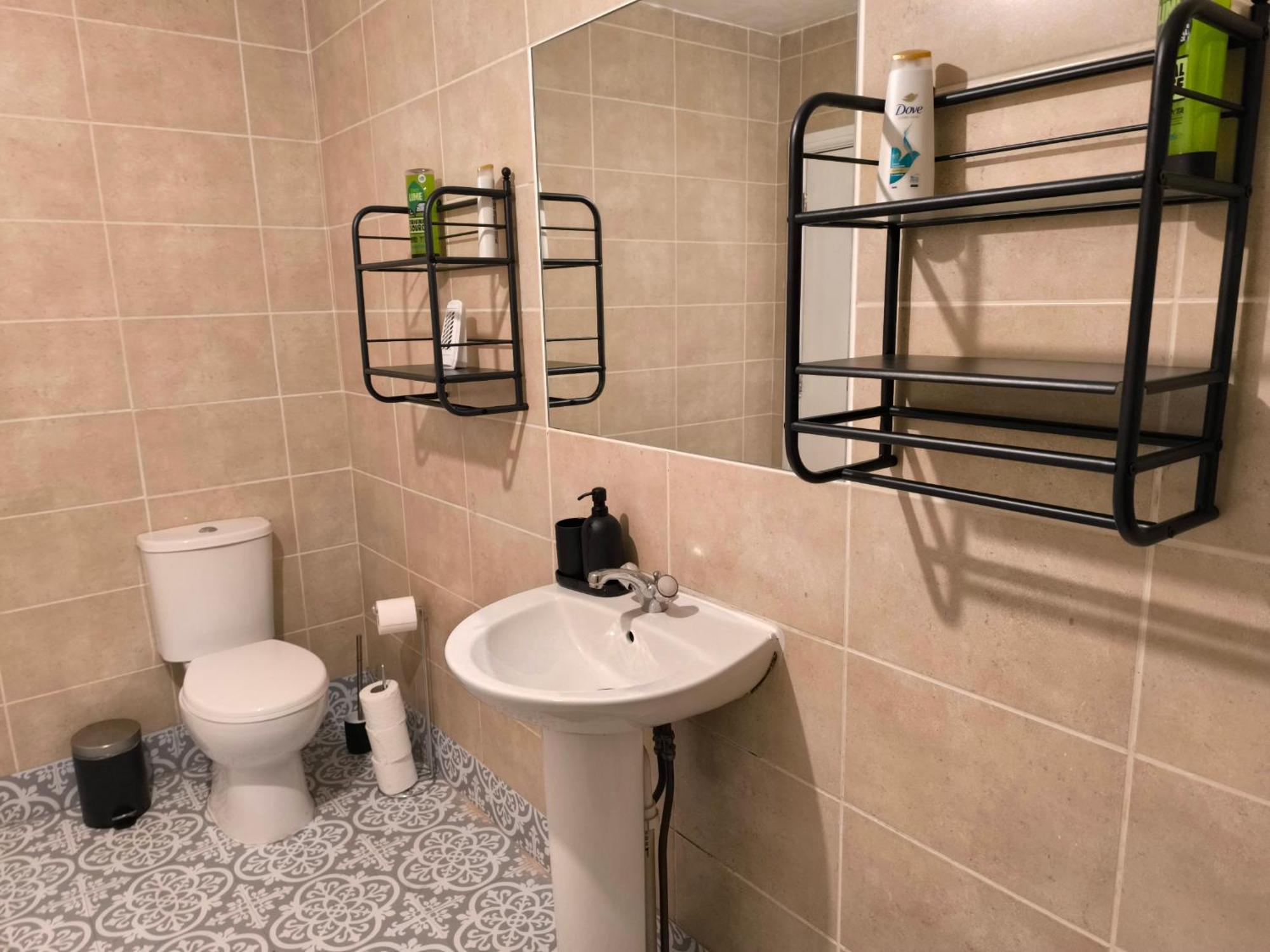 3 Persons Room, 1min Walk From South Wimbledon Station
