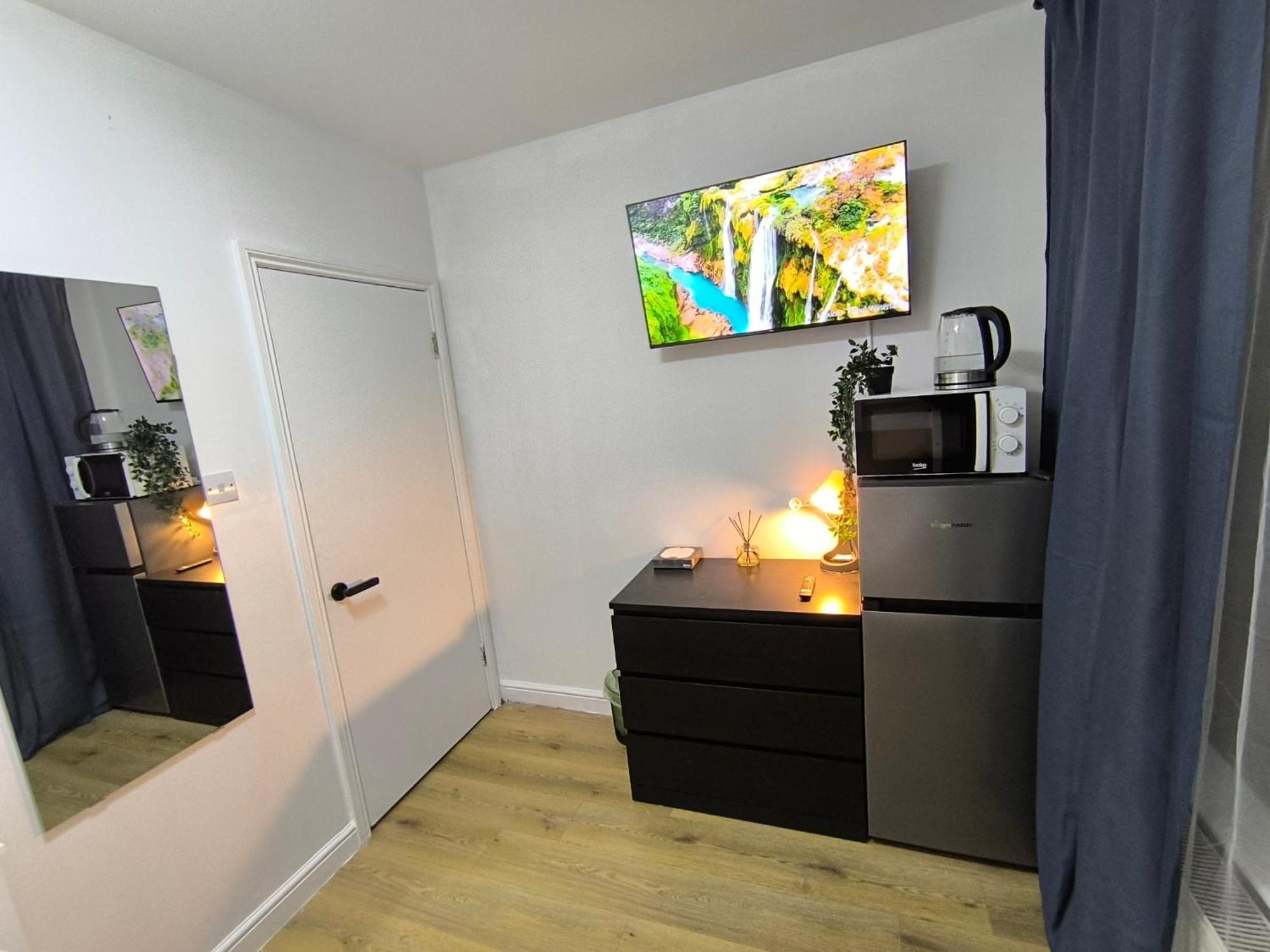 Affittacamere 3 Persons Room, 1min Walk From South Wimbledon Station Londra