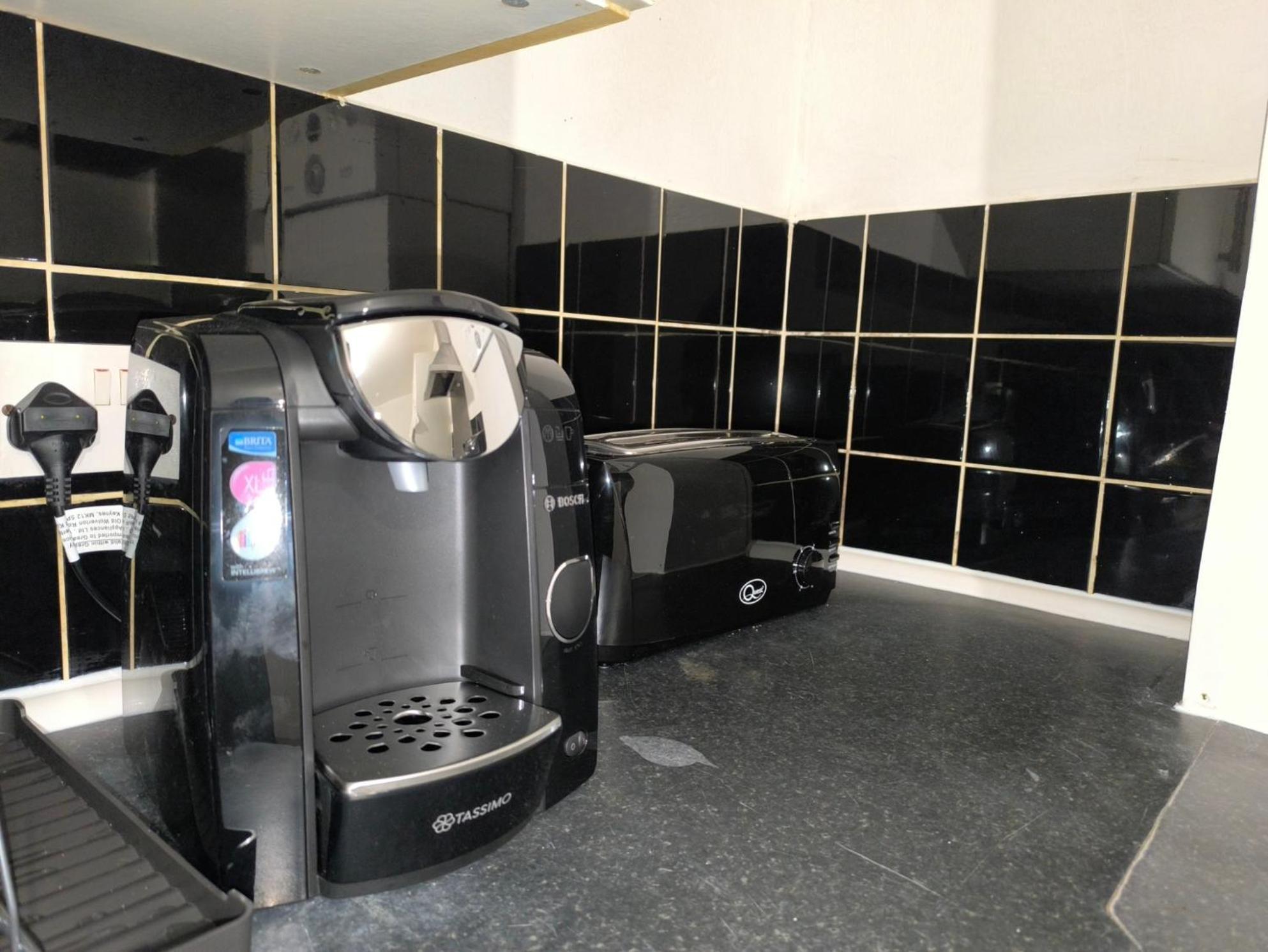 3 Persons Room, 1min Walk From South Wimbledon Station * Londra