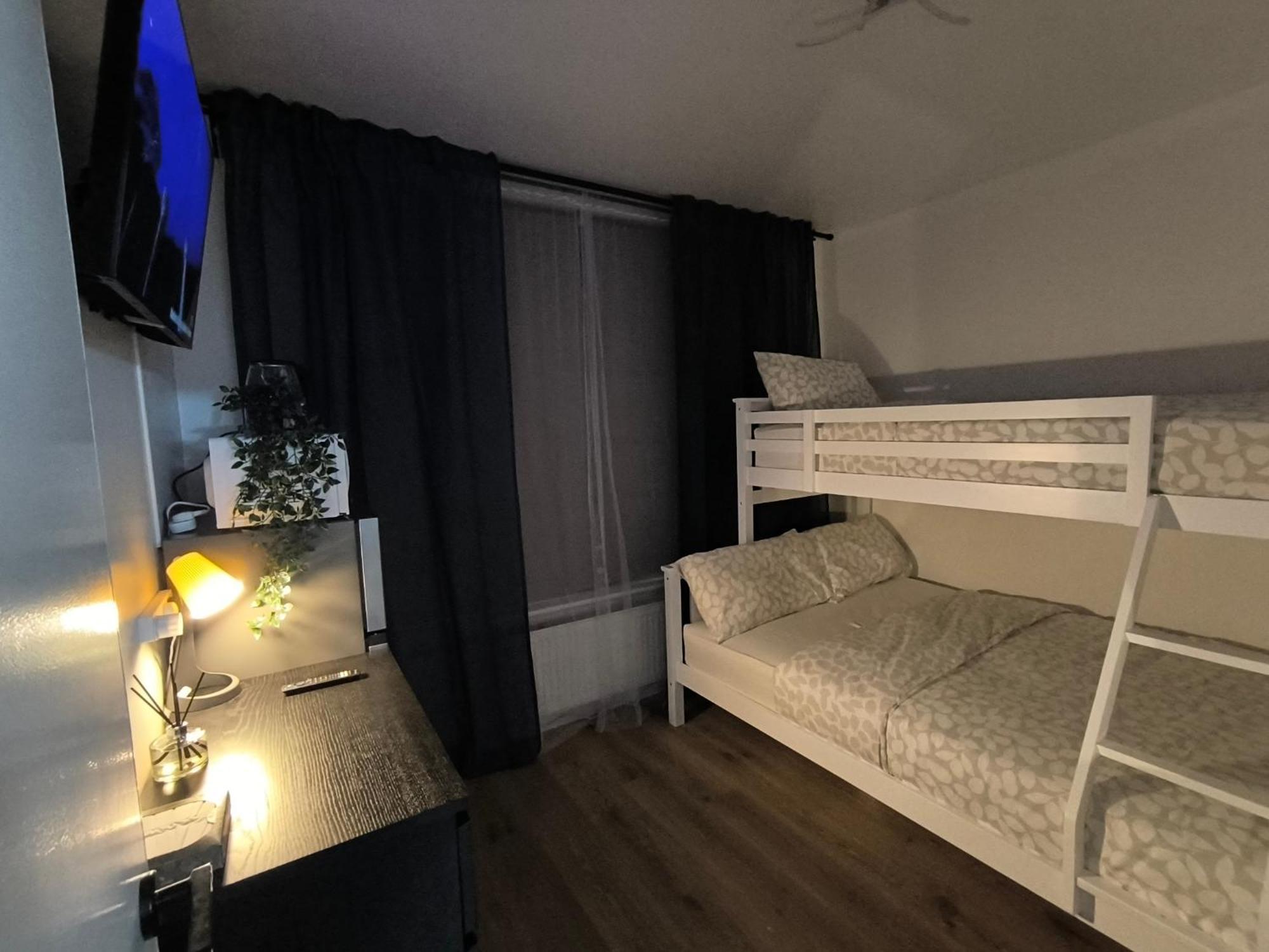 3 Persons Room, 1min Walk From South Wimbledon Station
